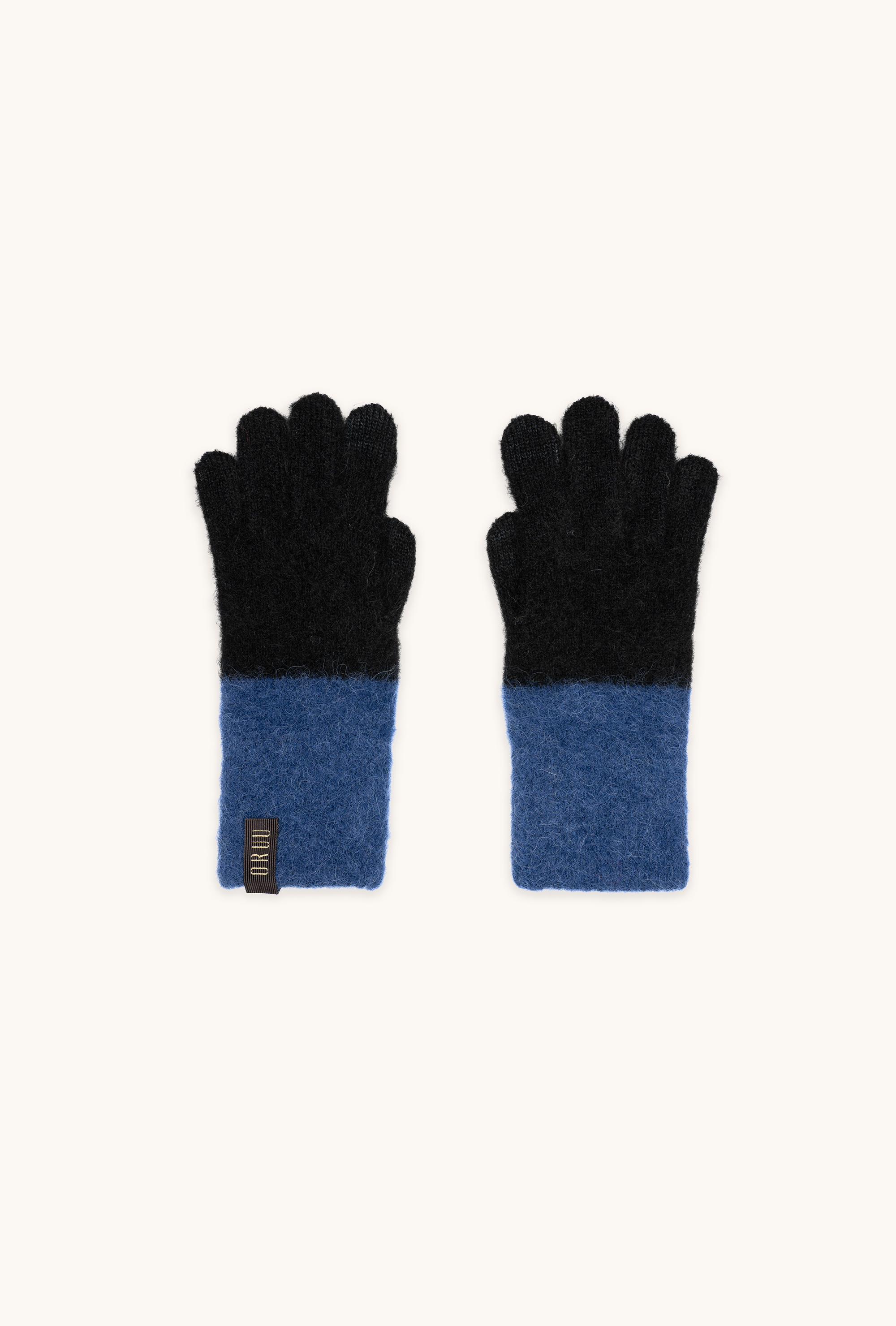 Pair of KASUMI women's alpaca touchscreen gloves in Onix Sapphire