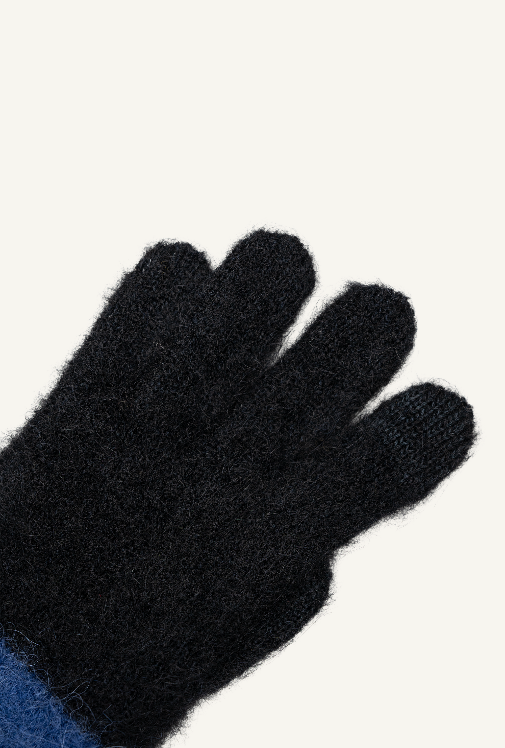 KASUMI touchscreen gloves in Onix Sapphire, close-up of the knit and Eletex II conductive fingertip