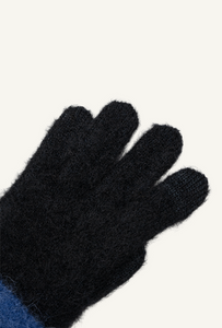 KASUMI touchscreen gloves in Onix Sapphire, close-up of the knit and Eletex II conductive fingertip