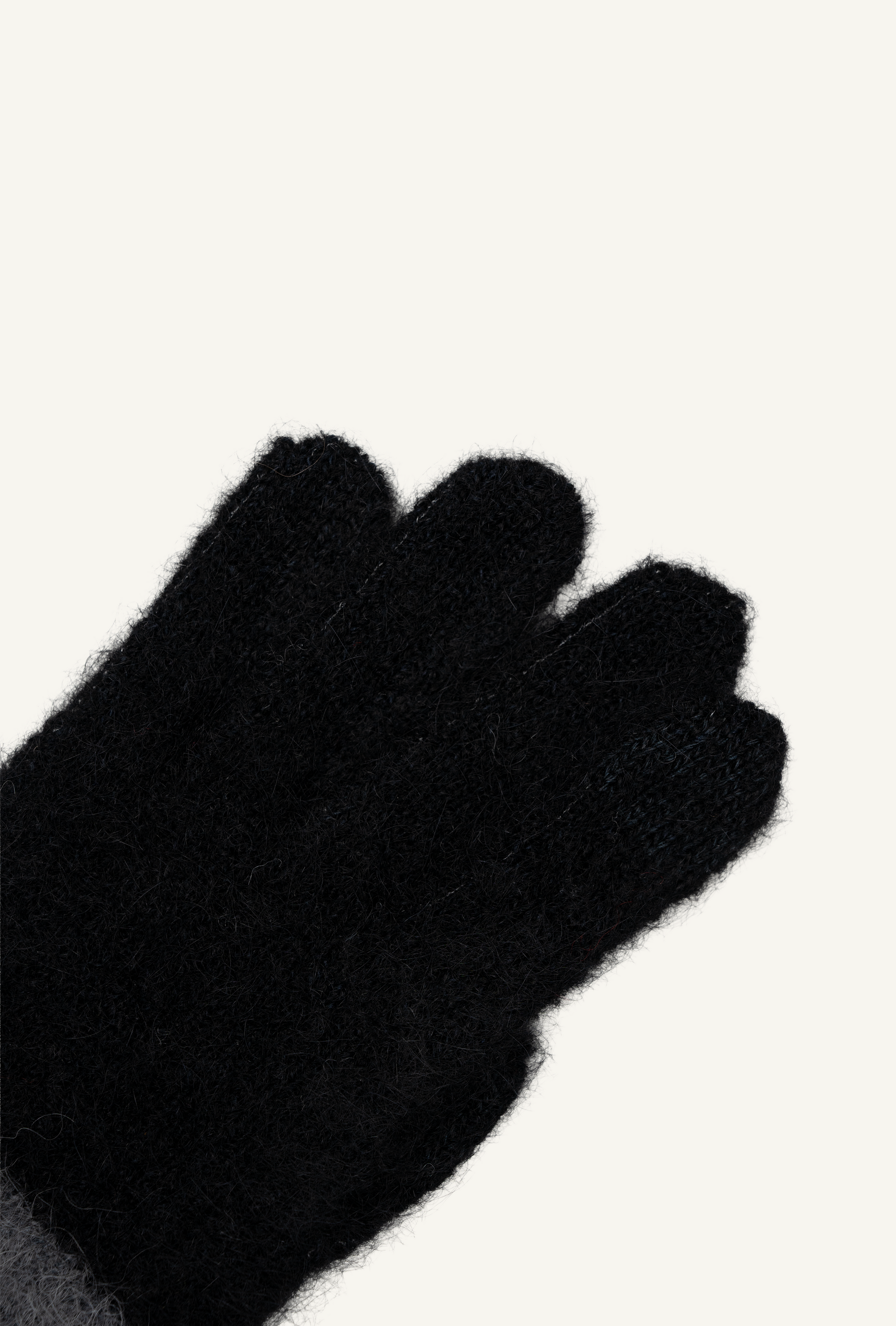 Kasumi touchscreen gloves close up photo in Onix slate with alpaca yarn and touchscreen technology.