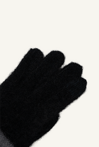 Kasumi touchscreen gloves close up photo in Onix slate with alpaca yarn and touchscreen technology.