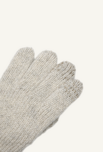 KIRA touchscreen gloves in Off-White with silver lamé, close-up of the knit and Eletex II conductive fingertip