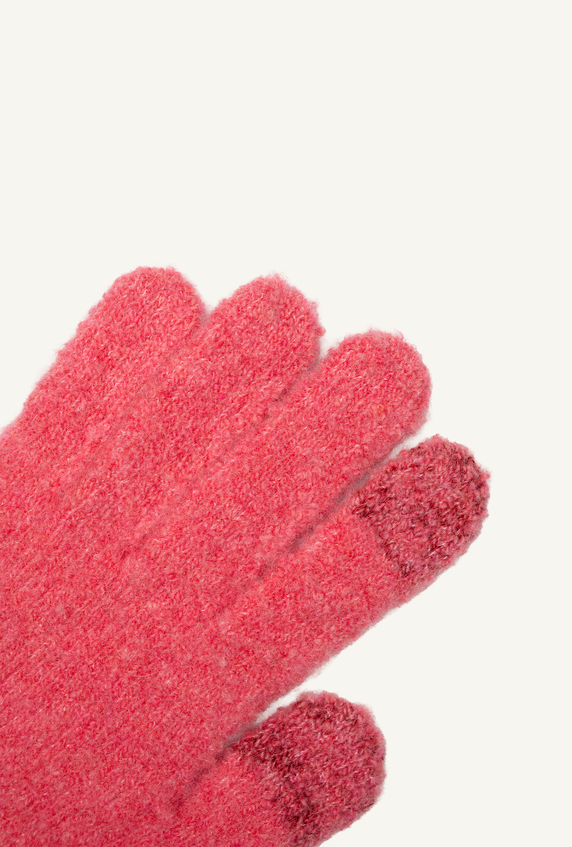 MOKO touchscreen gloves in Magnolia Pink, close-up of the knit and Eletex II conductive fingertip