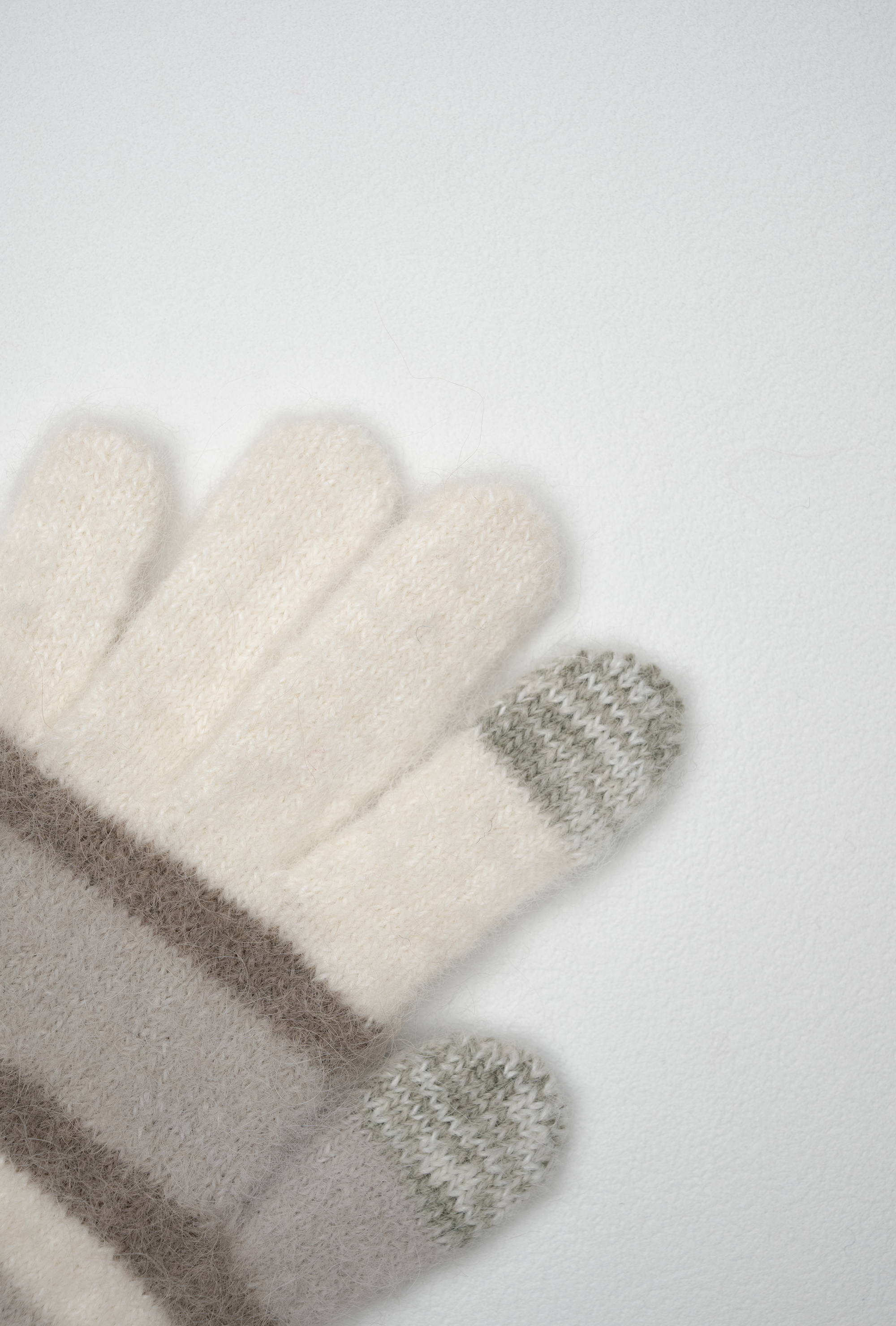 NIJI touchscreen gloves in Toffee Cream, close-up of the knit and Eletex II conductive fingertip