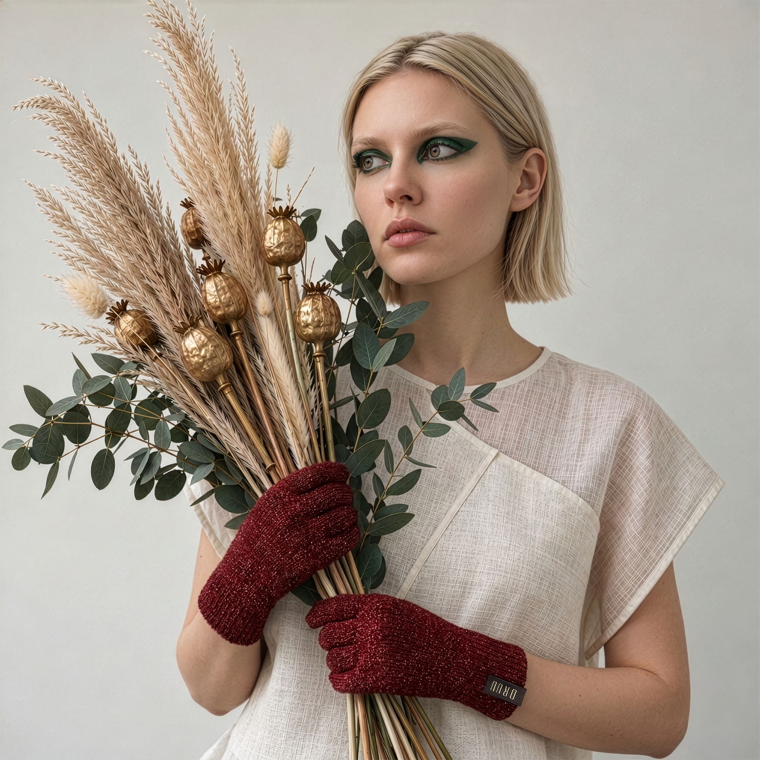 ORUU kira elegant gloves that works on iphone featuring ELETEX II conductive yarn technology.